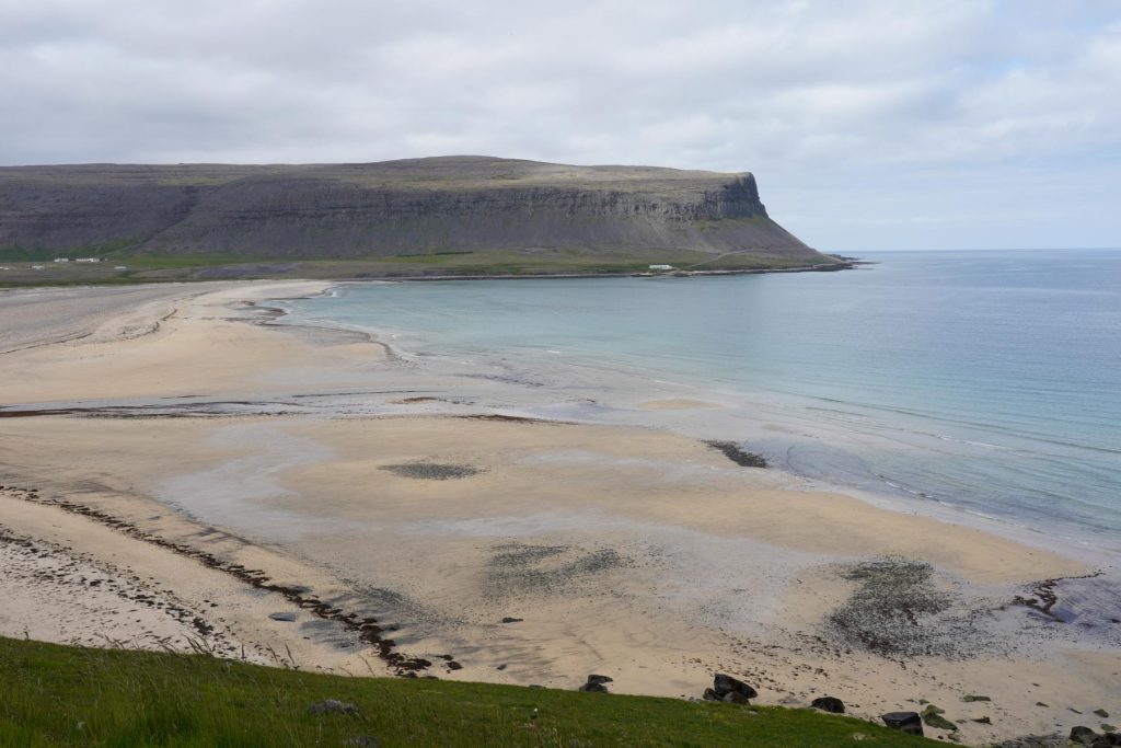 Weißer Strand von Örlygshöfn auf dem Weg zu den Látrabjarg Klippen.