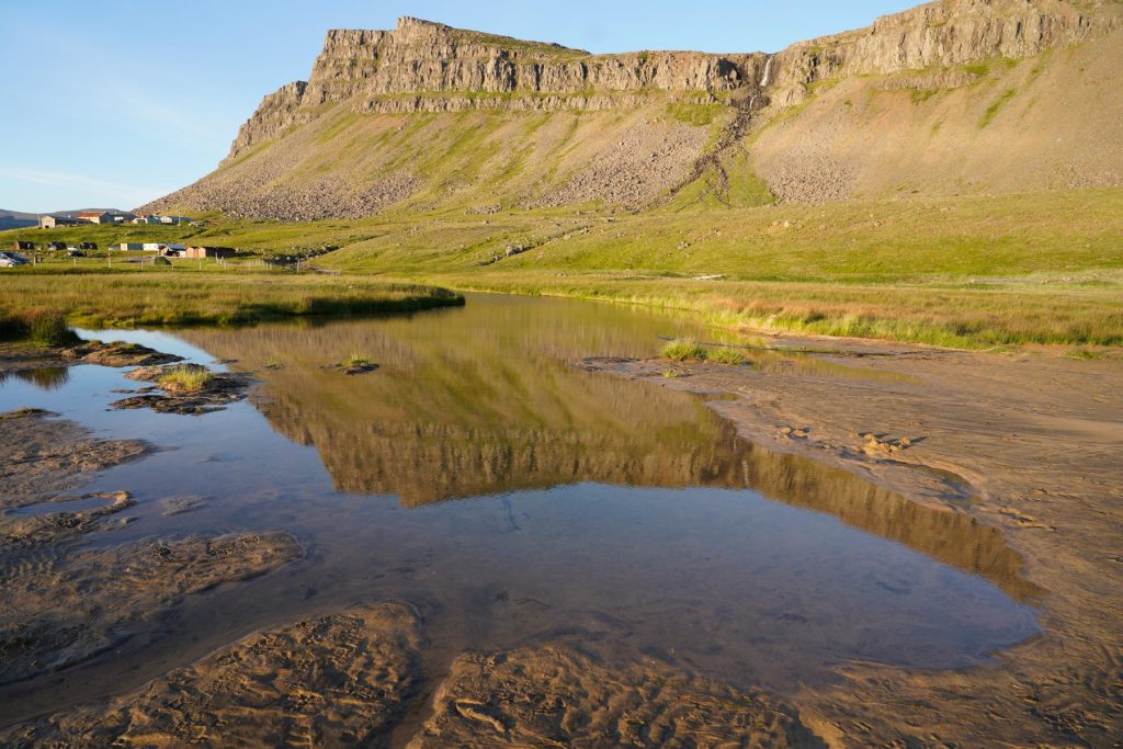 Berge spiegeln sich im Wasser - 10 Tage Rundreise Island