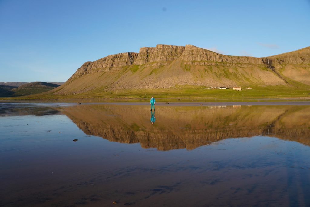 Berge und Jacob spiegeln sich im Wasser - 10 Tage Rundreise Island