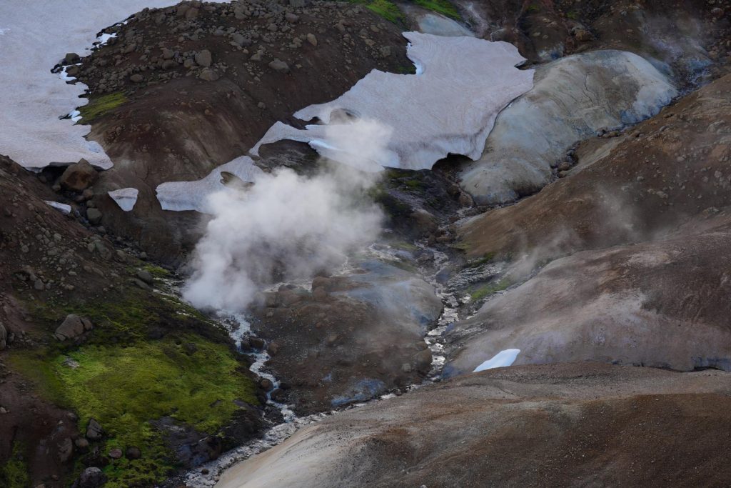 Dampfende Fumarolen während der Wanderung in Kerlingarfjöll