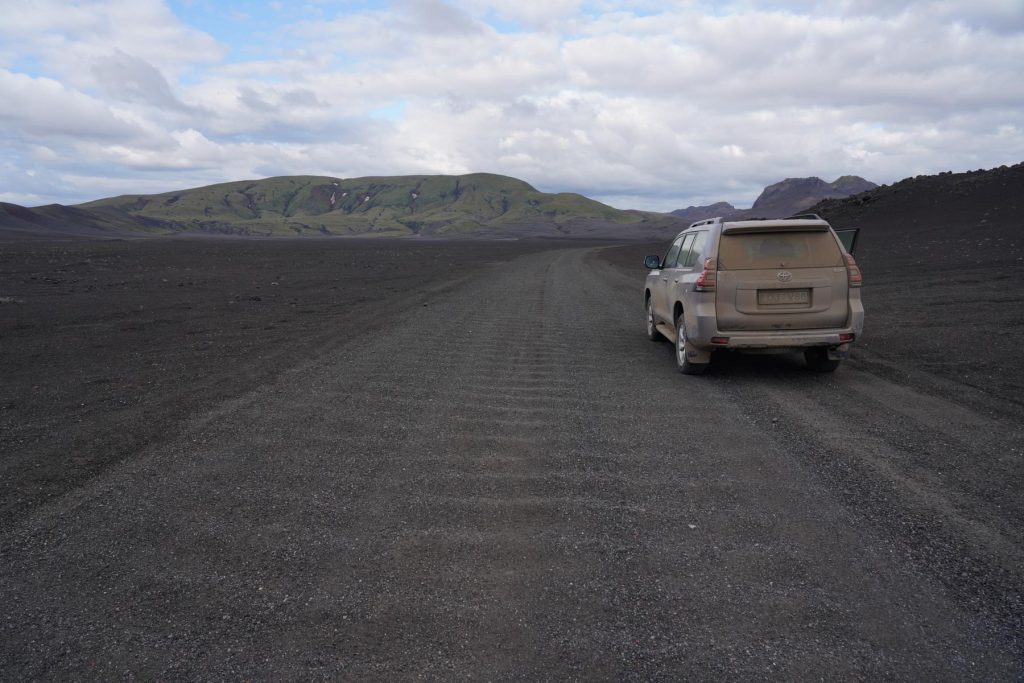 Staubiger Geländewagen - Rundreise Island