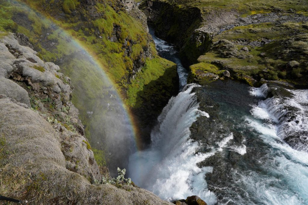 Regenbogen über dem Silfurfoss Wasserfall in der Nähe des Jökulsárlón Gletschersees