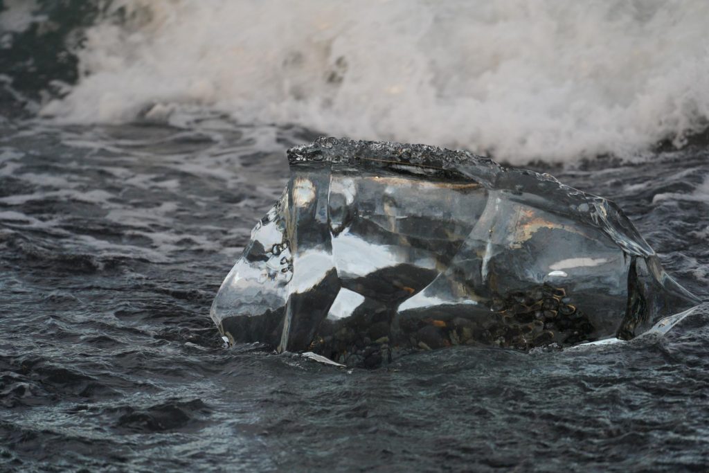 Eisbrocken am schwarzen Diamond Beach