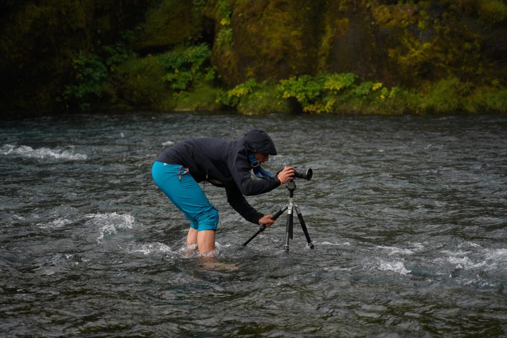 Fotograf fotografiert vom Fluss den Skógafoss