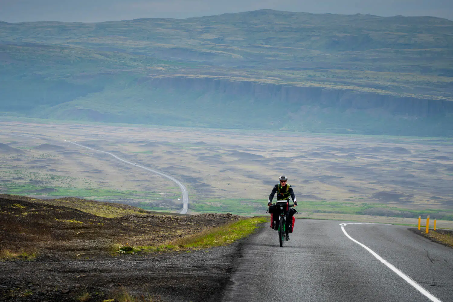 Florian beim Radfahren auf unserer Fahrradtour in Island