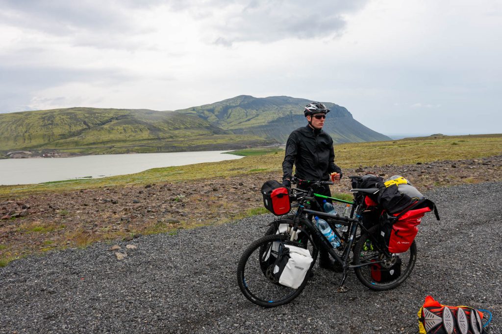 Mountainbikes auf Schotterpiste - Fahrradtour, Bikepacking in Island