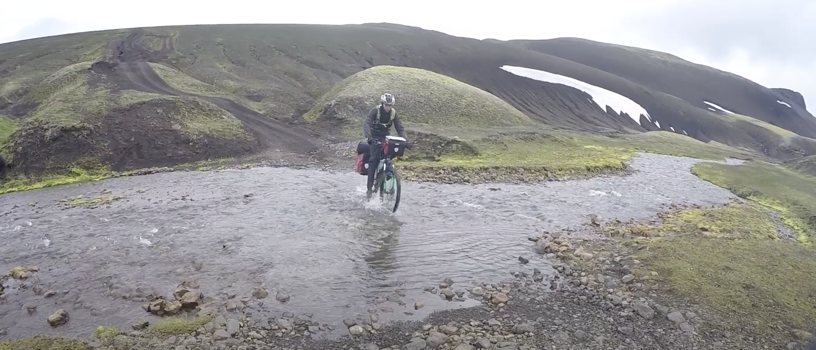 Flussdurchfahrt mit dem Fahrrad - Bikepacking in Island