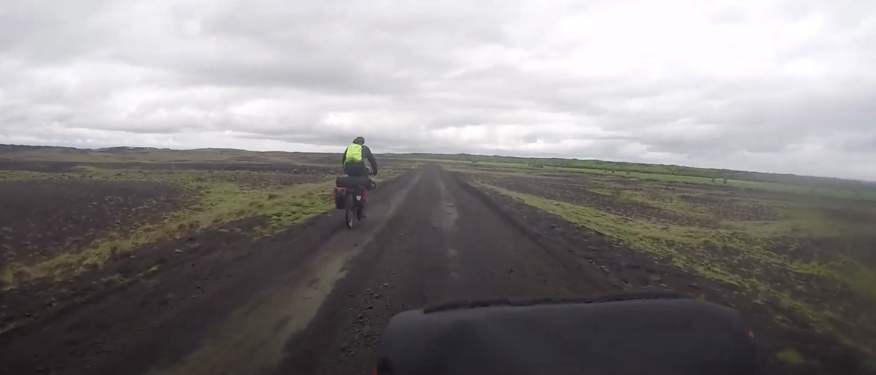 Einsamer Fahrradfahrer - Bikepacking in Island