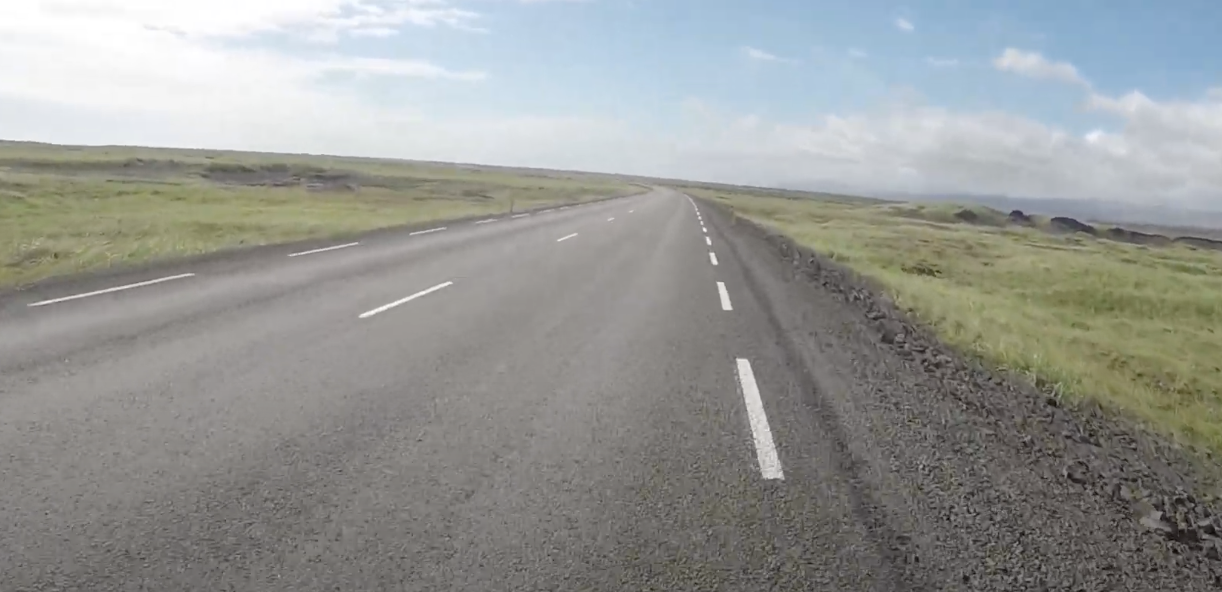 Endlose Asphaltstraße - mit dem Fahrrad in Island