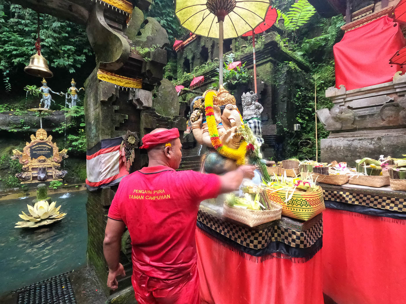 Unsere Opfergabe wird im Pura Taman Wassertempel zu den anderen gelegt