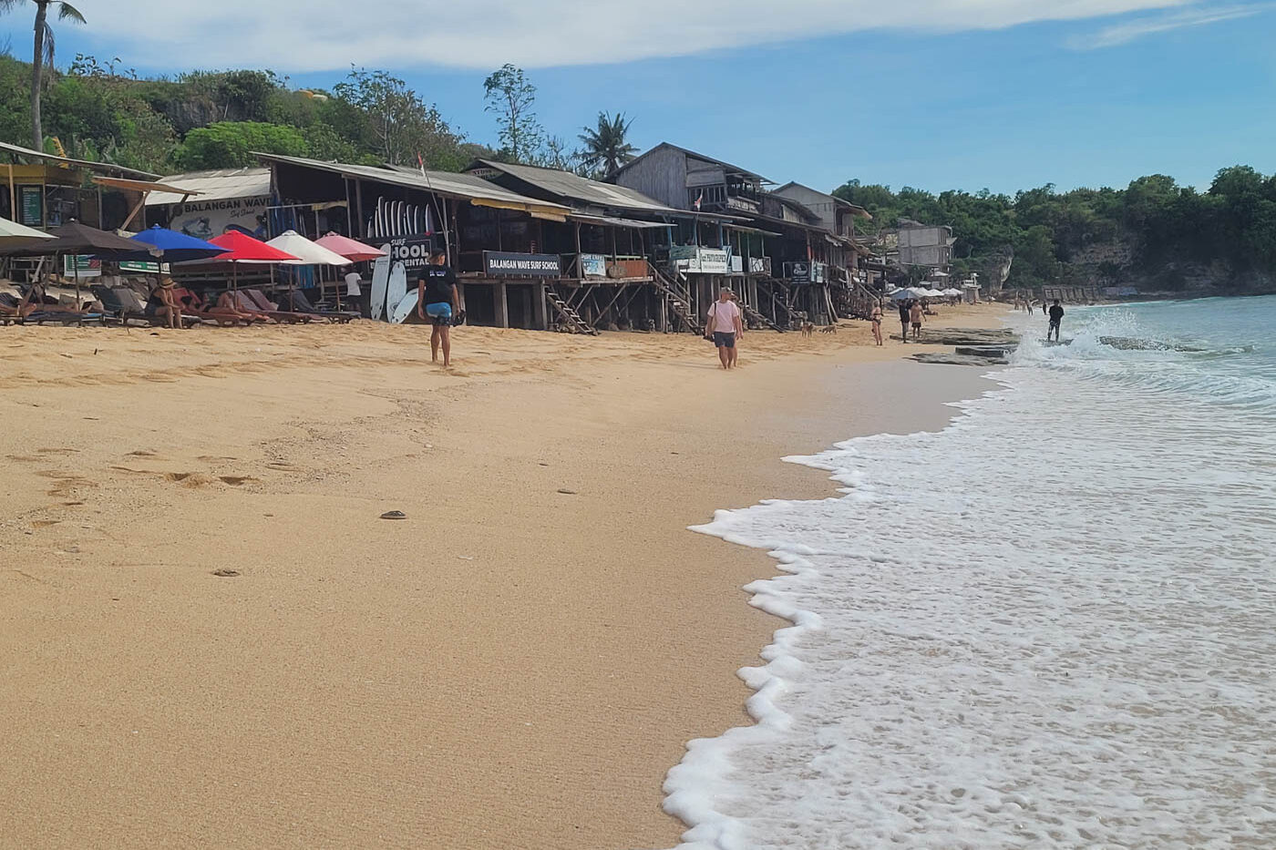 Balangan Beach mit den schönen Strandhäusern