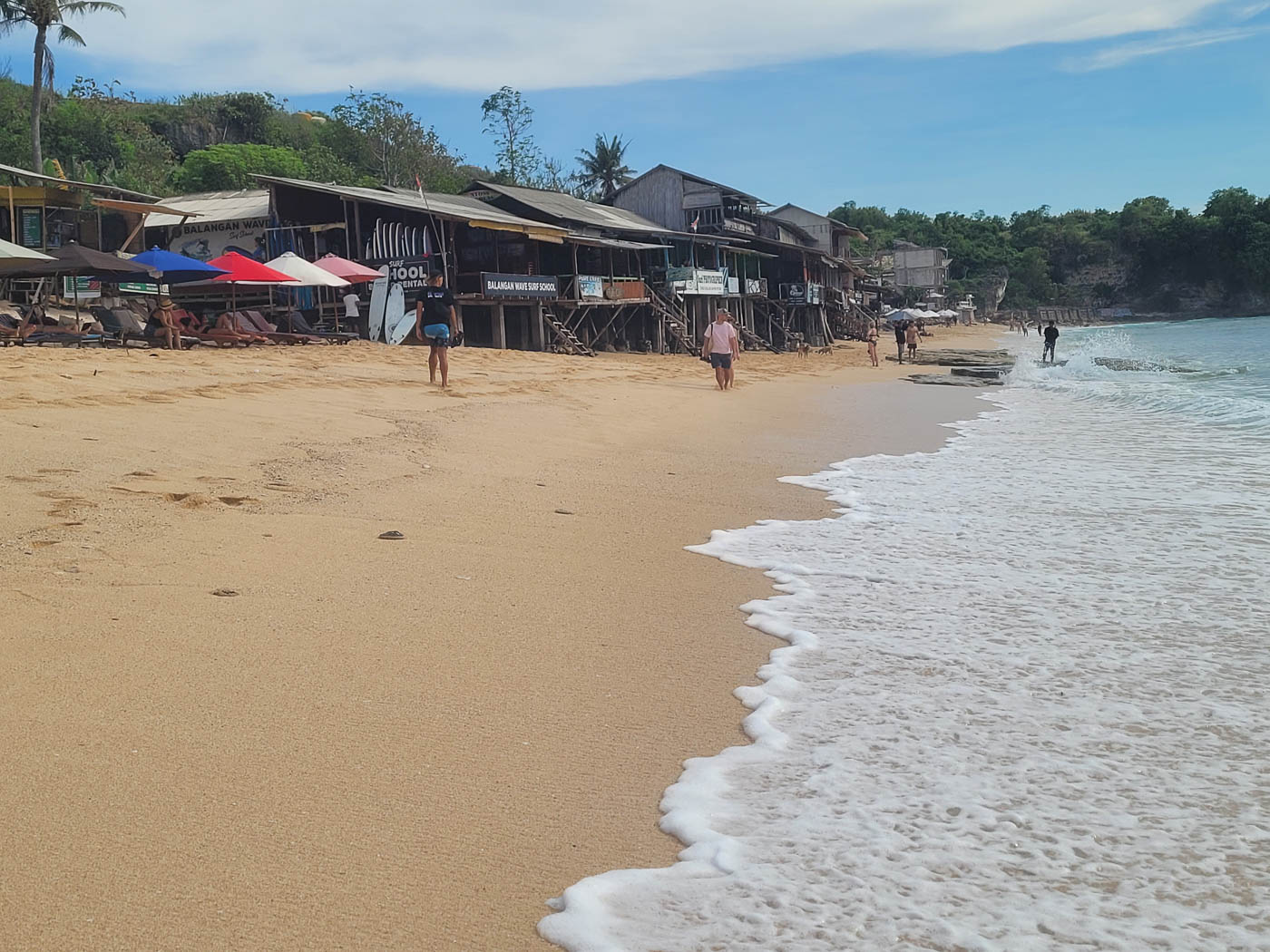 Balangan Beach mit den schönen Strandhäusern