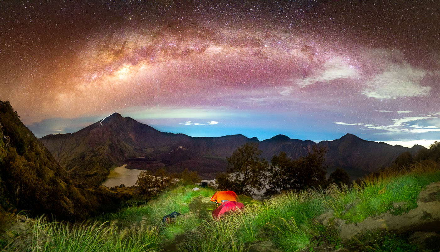 Unsere Zeltstadt mit Milchstraße bei der Rinjani Besteigung