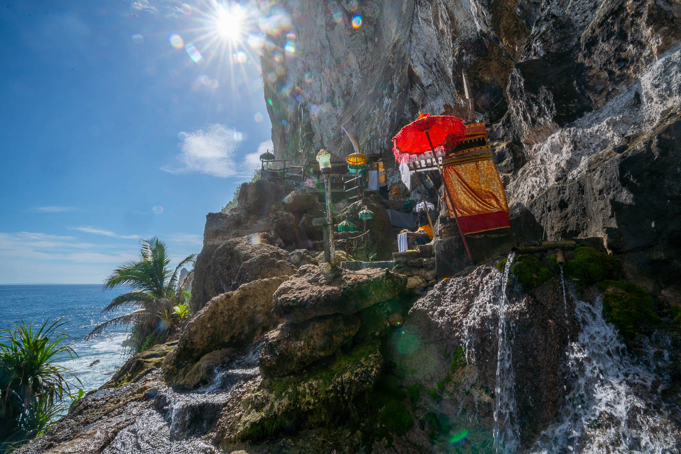 Der kleine Tempel direkt am Pool. Zur Zeit waren keine anderen Menschen vor Ort.