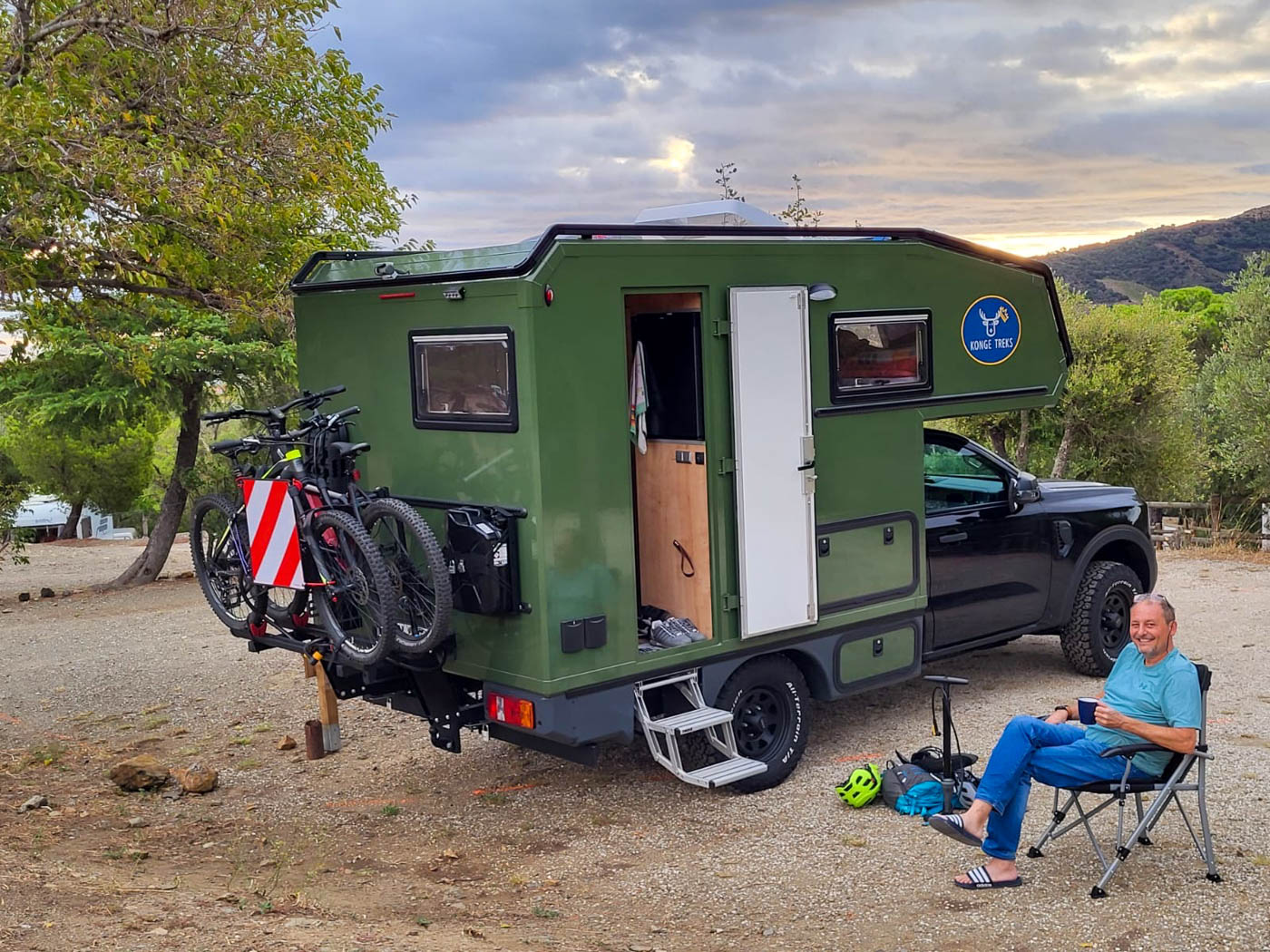 Konge-Mobil auf Campingplatz in den Pyrenäen