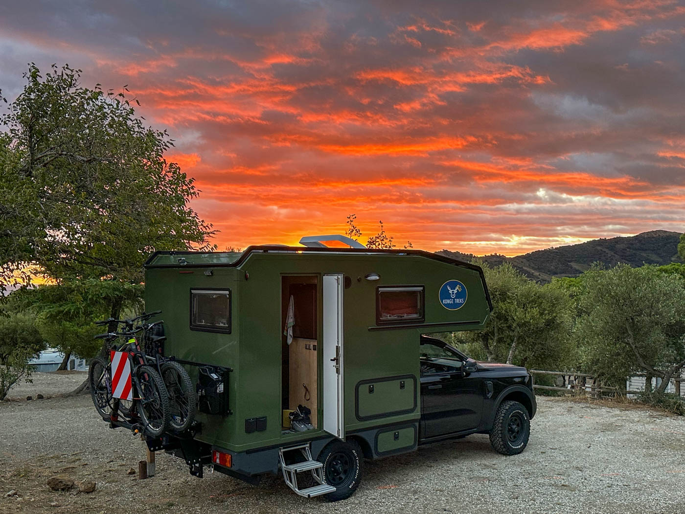 Oman Wohnmobil auf Campingplatz in den Pyrenäen