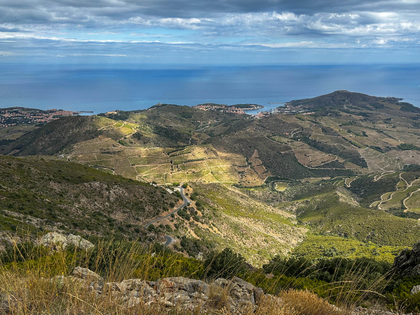 Hügellandschaft und Mittelmeer auf dem Weg zum Tour de Madeloc in den Pyrenäen am Mollo Pass