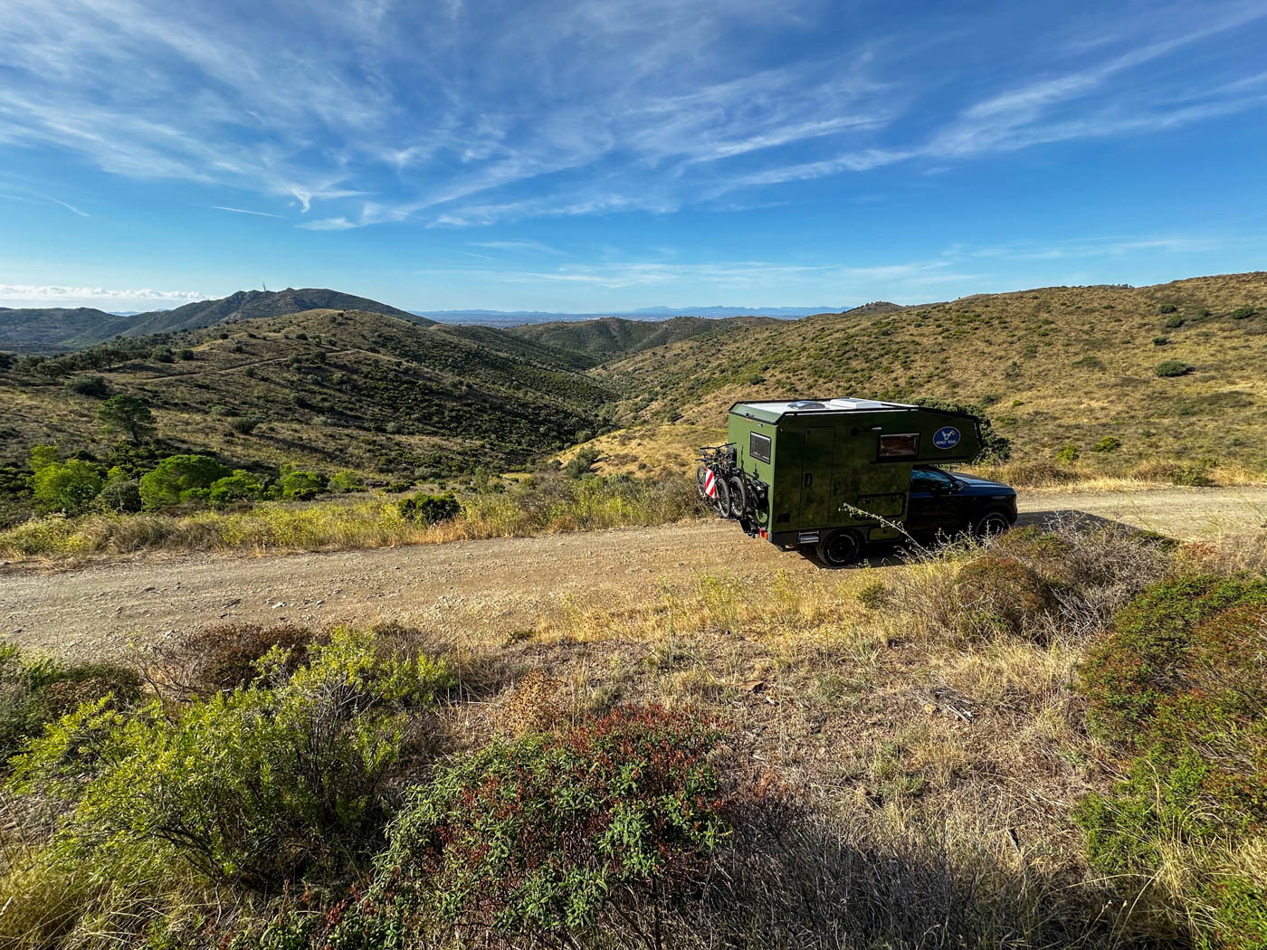 Wohnmobil und sanfte Hügellandschaft - Offroad Tour in den Pyrenäen von Llanca