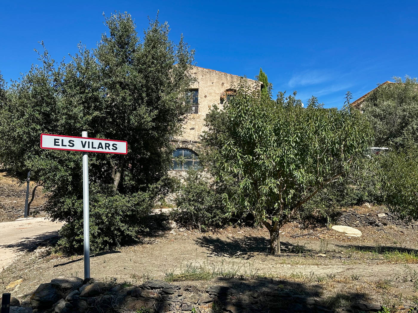 Ortsschild Els Vilars in den Pyrenäen