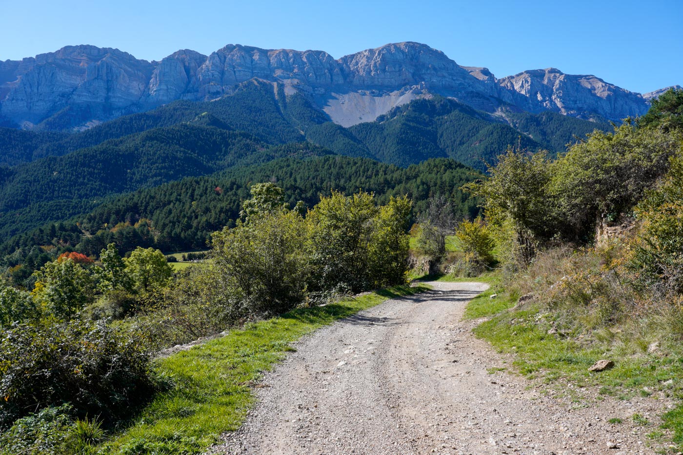 Schottterweg vor Cadí Bergmassiv im Wanderung im Naturpark Parc Natural Cadí-Moixeró