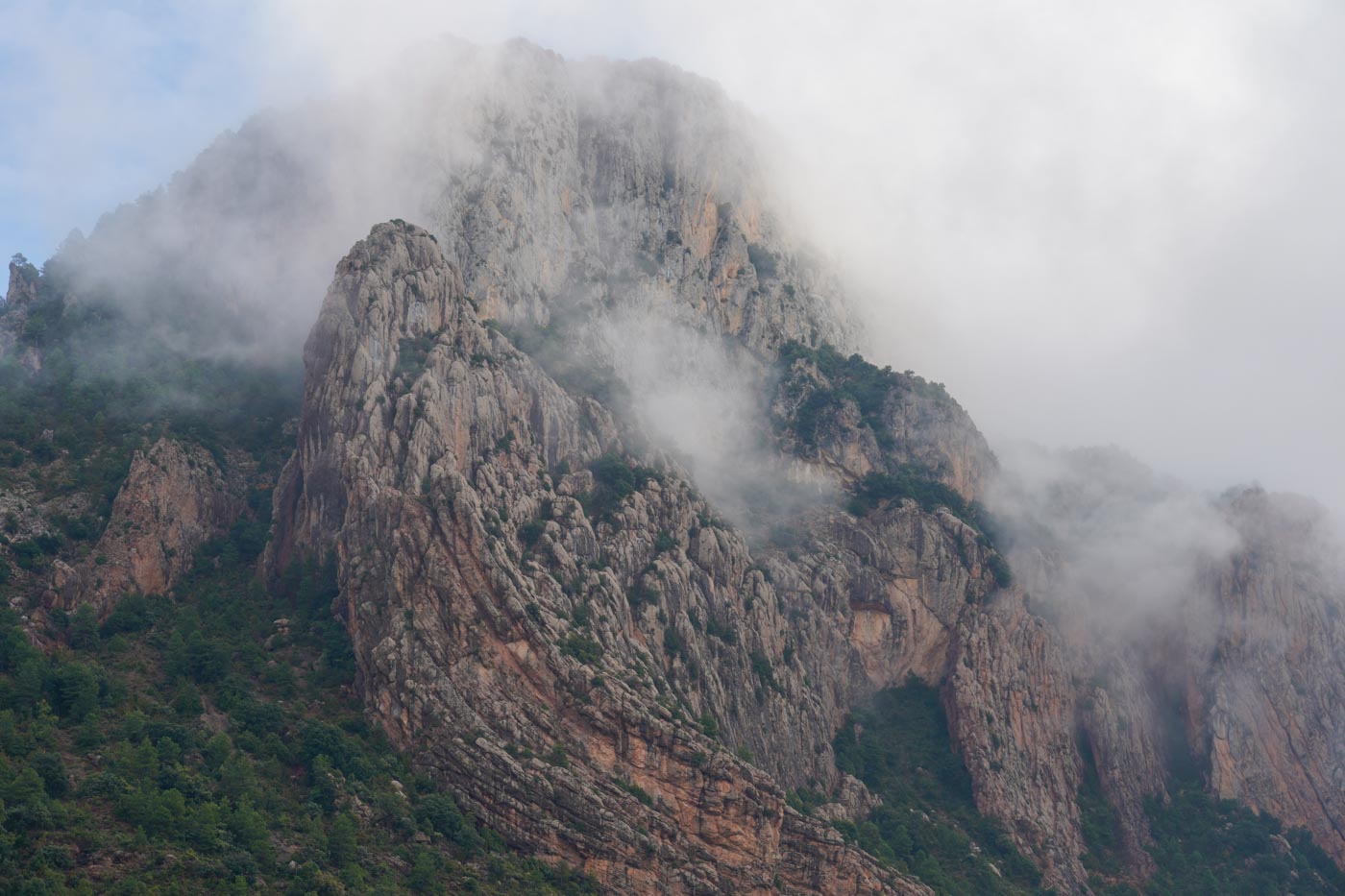schroffe Felsformationen im Nebel - Offroad-Route in der Sierra de Boumort - Pyrenäen