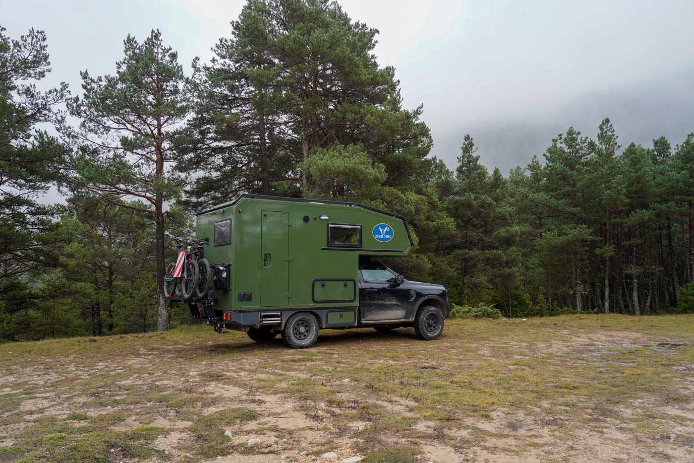 Offroad Wohnmobil auf einer Wiese
