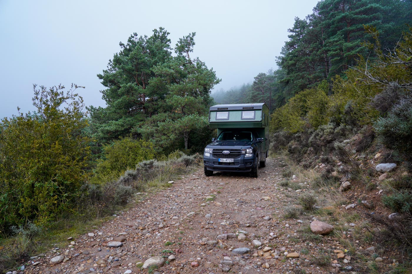 Offroad-Wohnmobil während der Offroad-Route in der Sierra de Boumort - Pyrenäen
