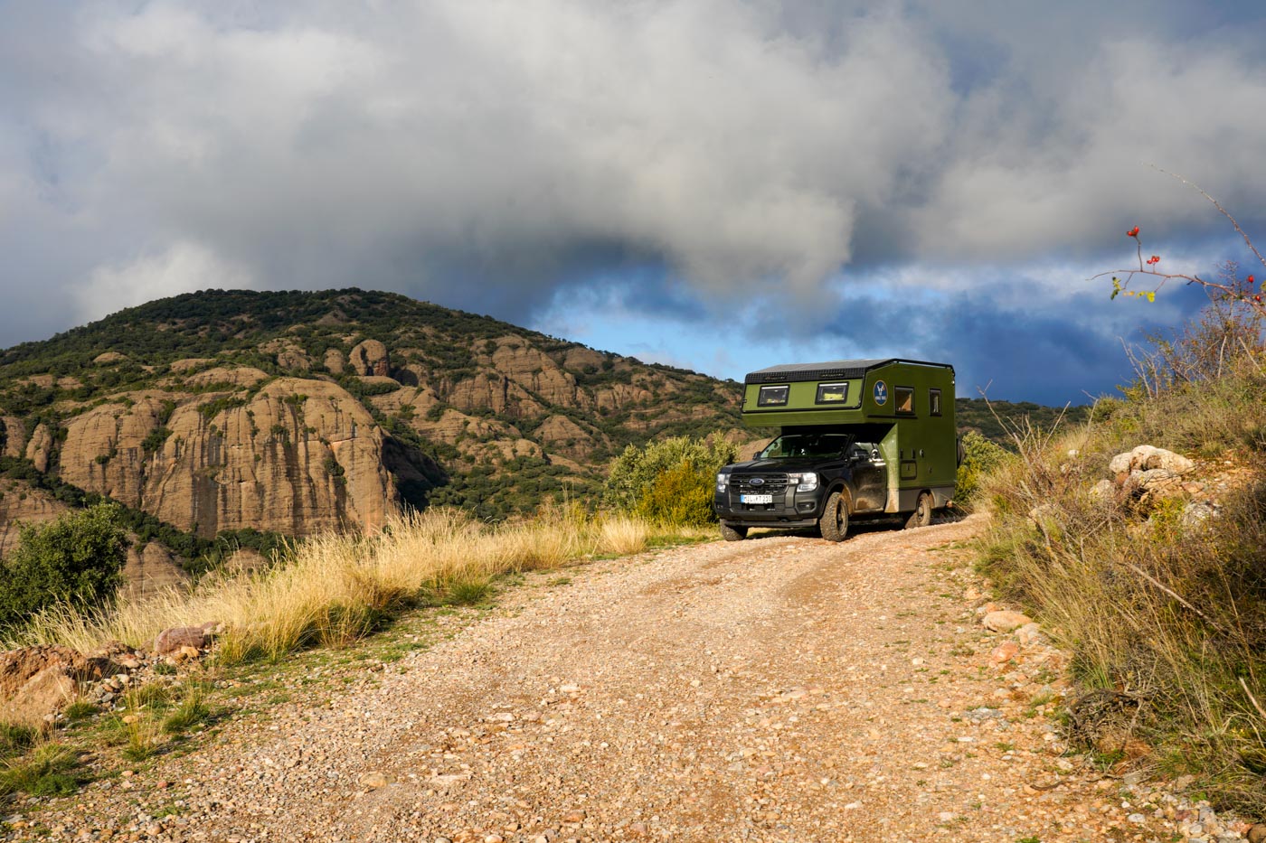 Offroad-Wohnmobil vor den Roca de Santa - Offroad-Route in der Sierra de Boumort - Pyrenäen