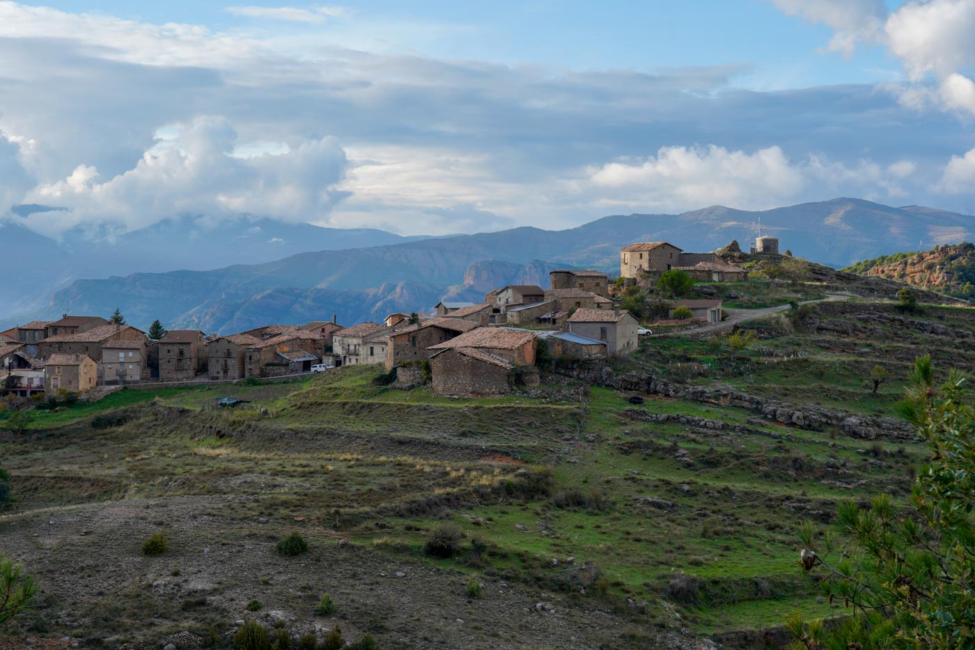 Bergdorf Hortoneda vor Bergkulisse - Offroad-Route in der Sierra de Boumort - Pyrenäen
