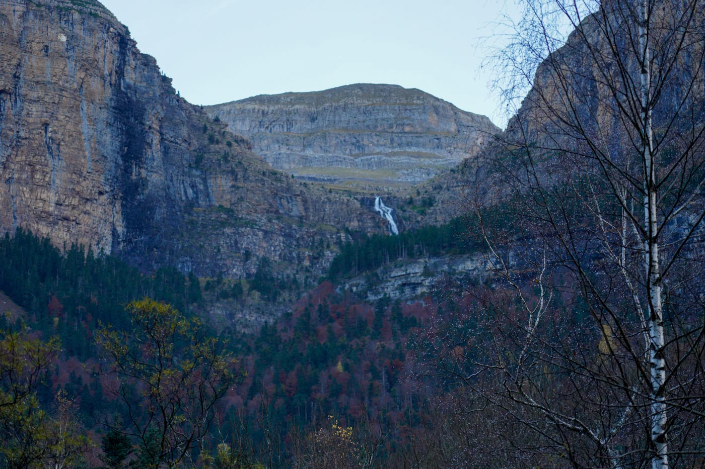 Blick auf einen Wasserfall im Nationalpark Parque Nacional de Ordesa während der Wanderung zum Colo de Cabello im Valle de Ordesa in den Pyrenäen