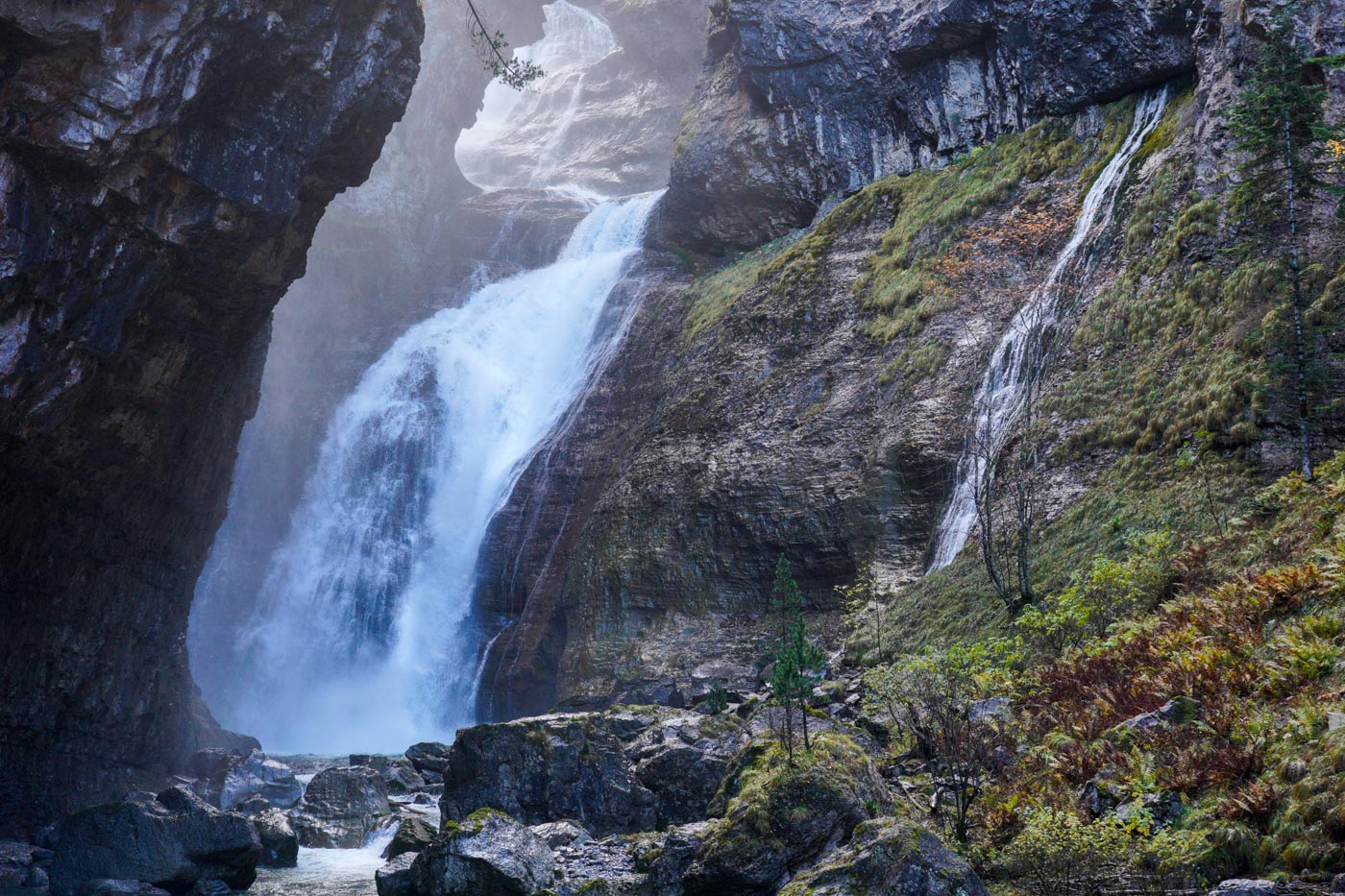 Wasserfall Cascada del Estrecho im Nationalpark Parque Nacional de Ordesa während der Wanderung zum Colo de Cabello