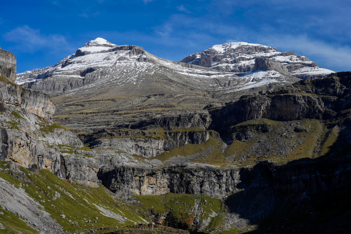 Schneebedeckte Berge am Ende des Valle de Ordesa - Pyrenäen