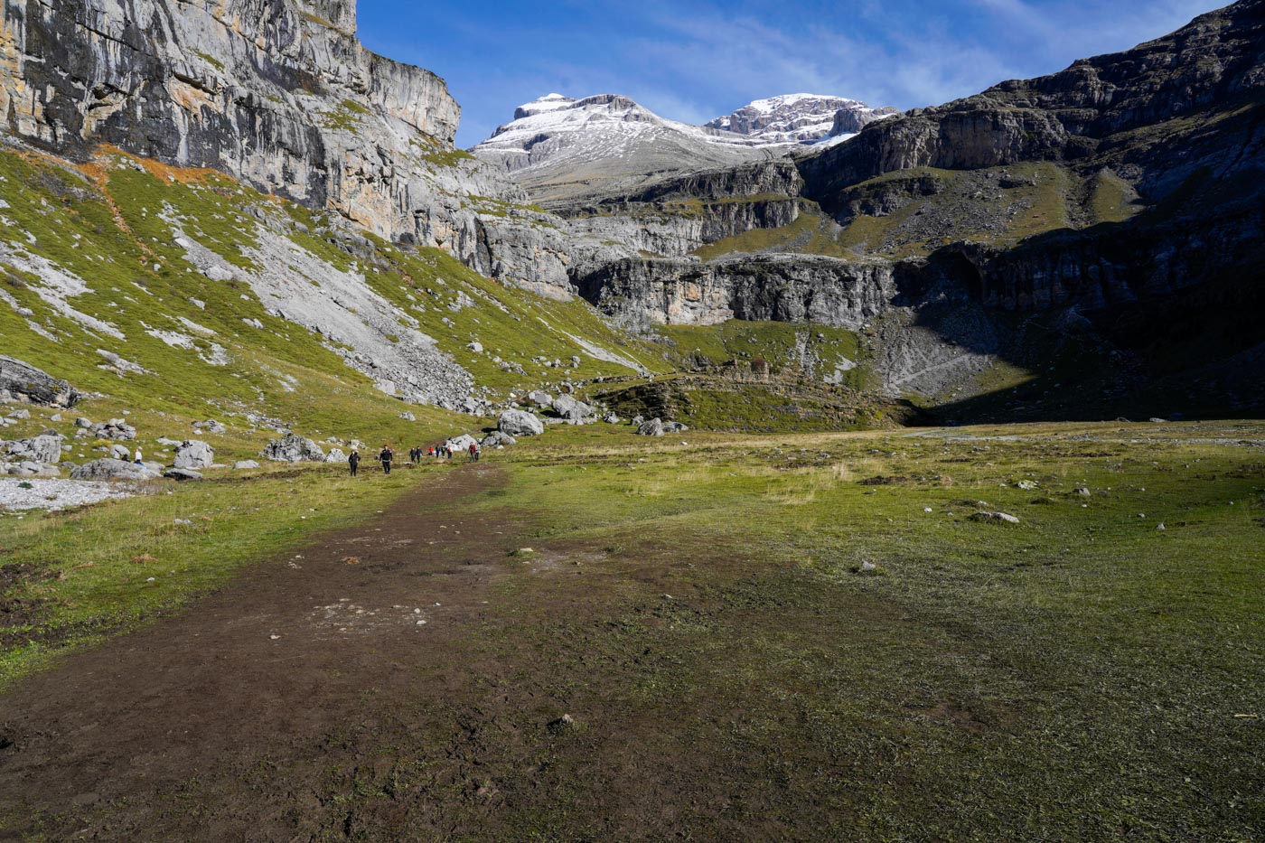 Weite Wiesenlandschaft am Ende des Valle de Ordesa in den Pyrenäen