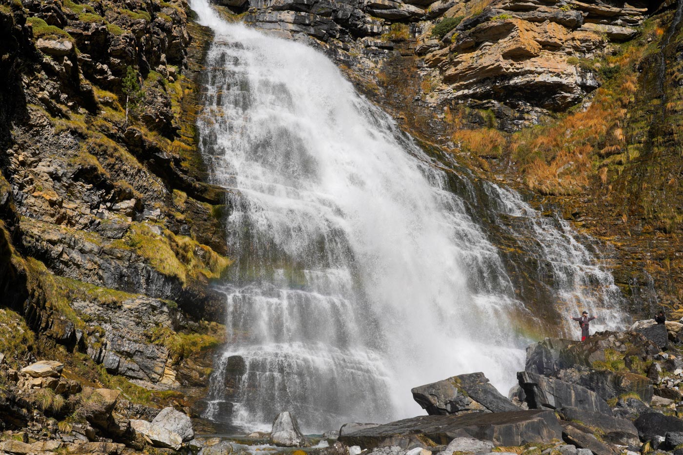 Wasserfall Colo de Cabello im Nationalpark Parque Nacional de Ordesa während Wanderung im Valle de Ordesa in den Pyrenäen