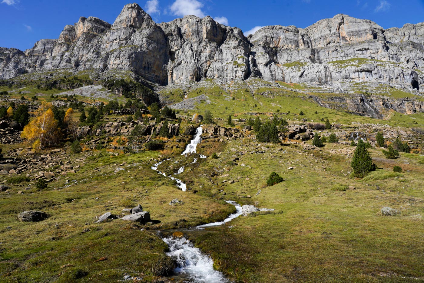 Wasserlauf vom Felsmassiv im Nationalpark Parque Nacional de Ordesa während der Wanderung zum Colo de Cabello