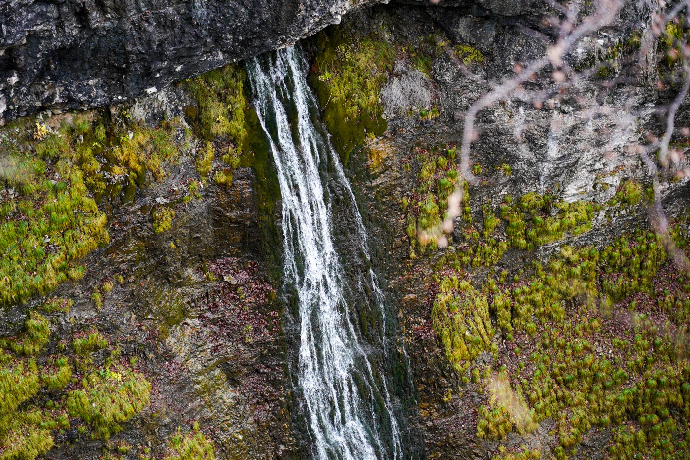 Wasserfall an einer Felswand im Nationalpark Parque Nacional de Ordesa während der Wanderung zum Colo de Cabello