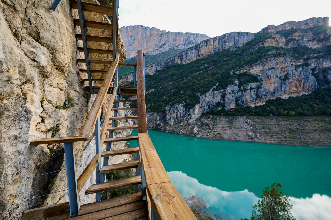Treppe an einer senkrechten Wand installiert - während der Wanderung in der Schlucht Congost de Mont Rebei in den Pyrenäen
