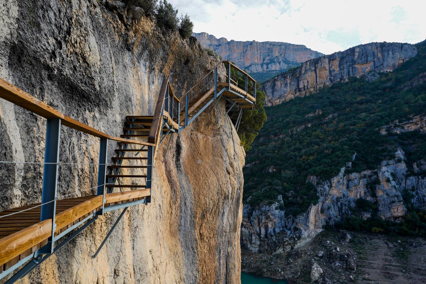 Treppenstufen in der Steilwand während der Wanderung in der Schlucht Congost de Mont Rebei in den Pyrenäen