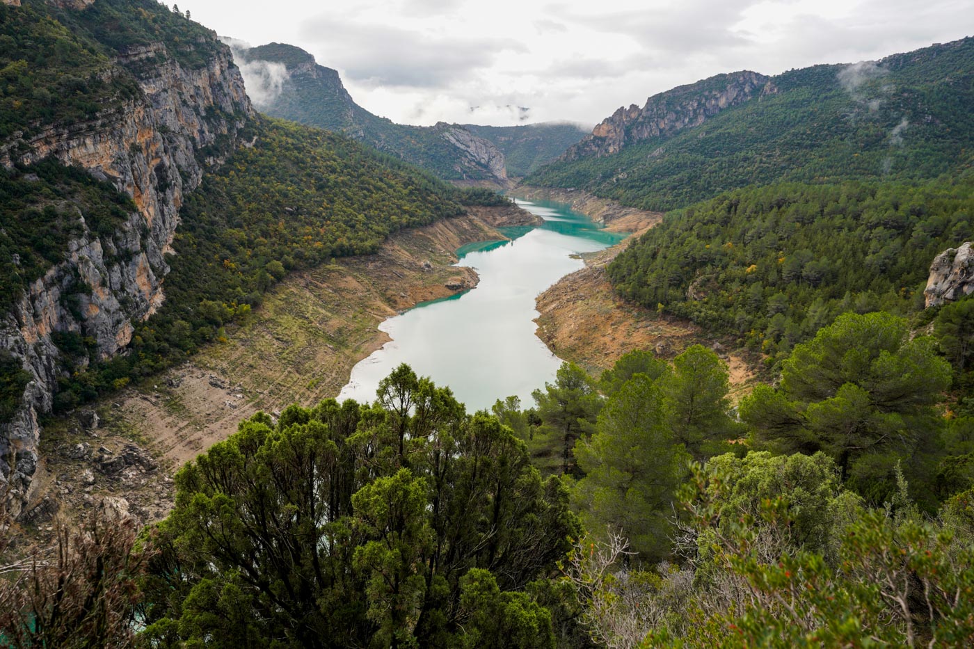 Stausee Canelles während der Wanderung in der Schlucht Congost de Mont Rebei in den Pyrenäen