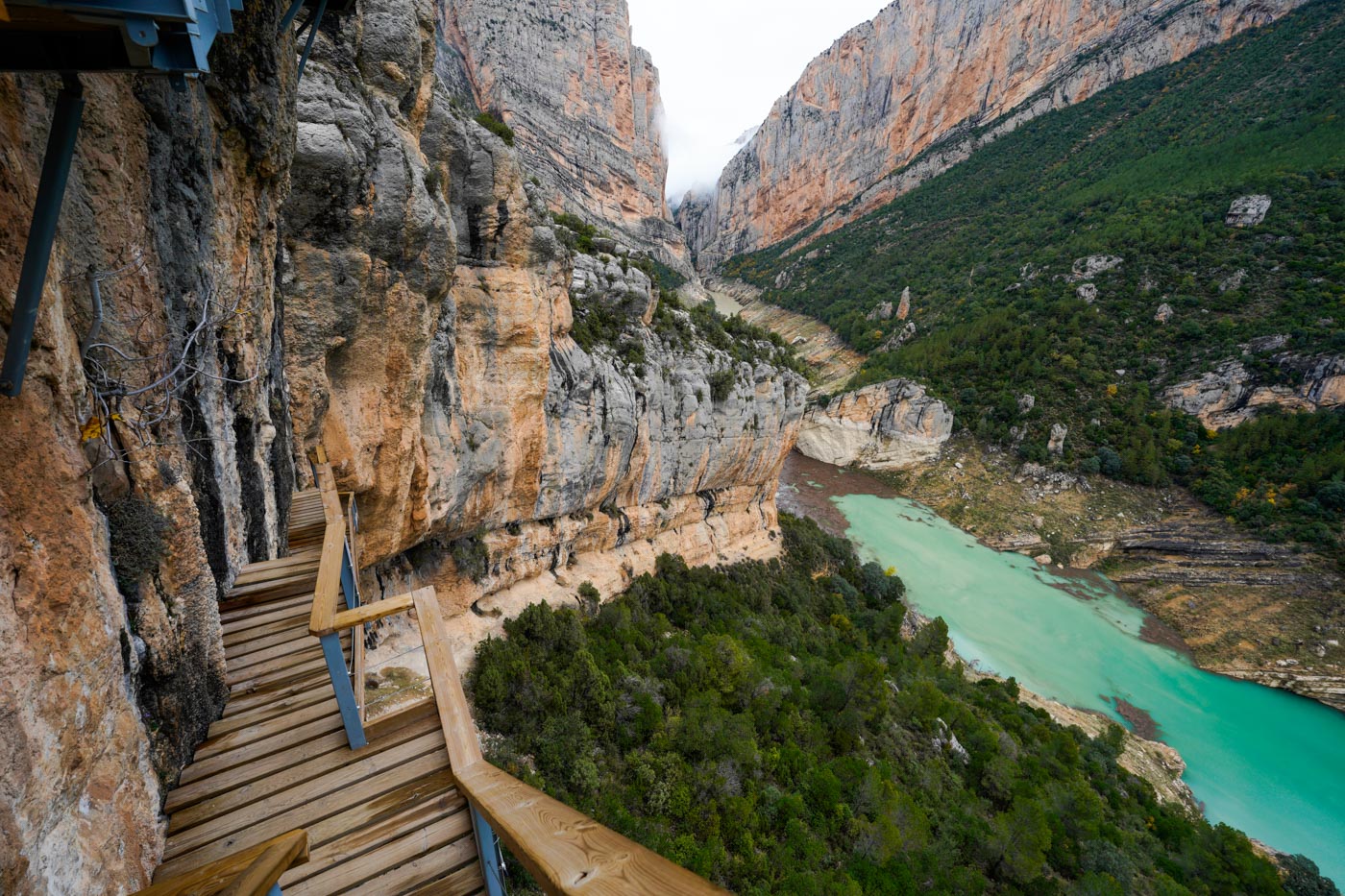 Treppen und See Canelles während der Wanderung in der Schlucht Congost de Mont Rebei in den Pyrenäen