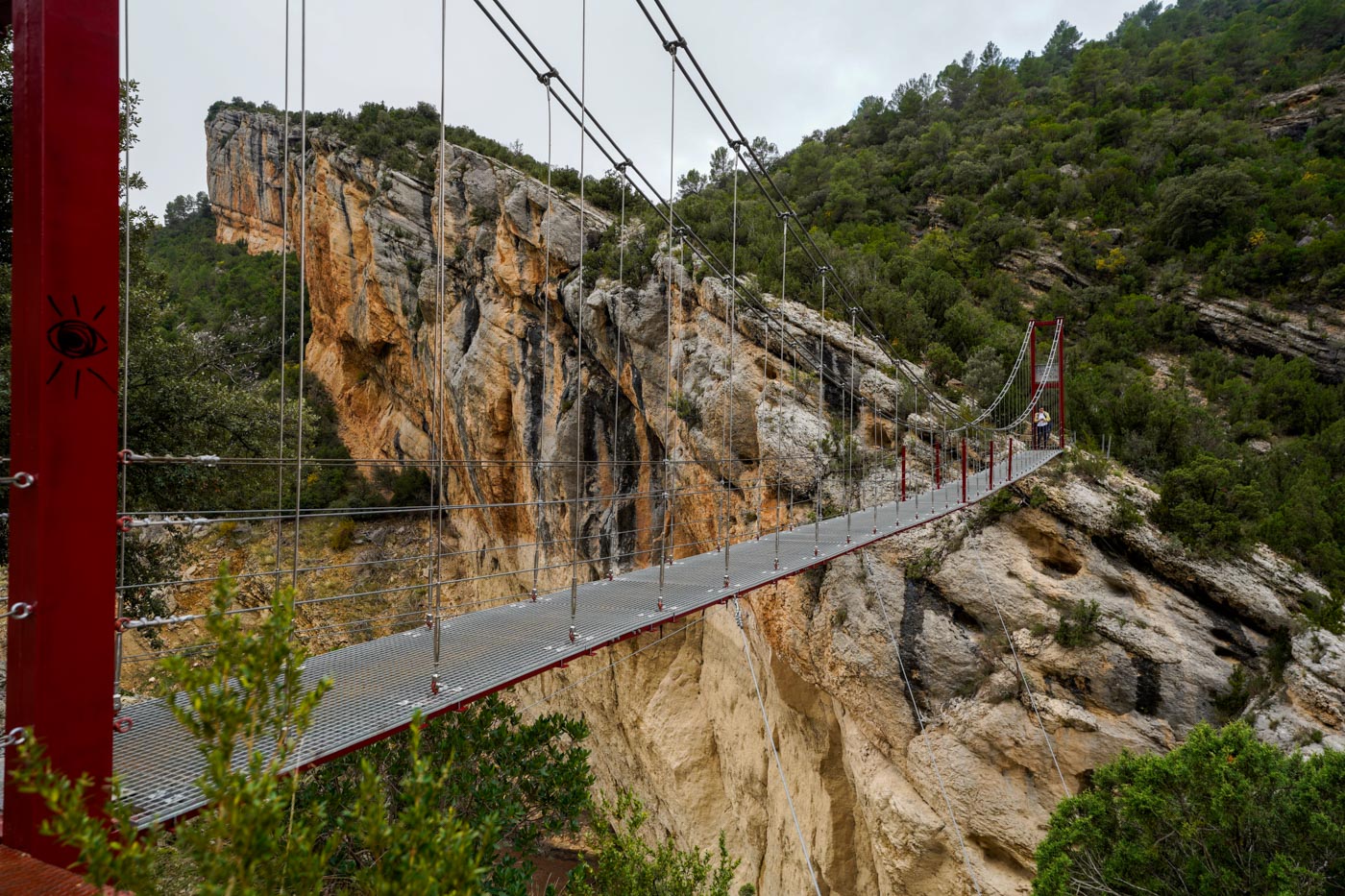 Hängebrücke nahe der Schlucht Congost de Mont Rebei in den Pyrenäen
