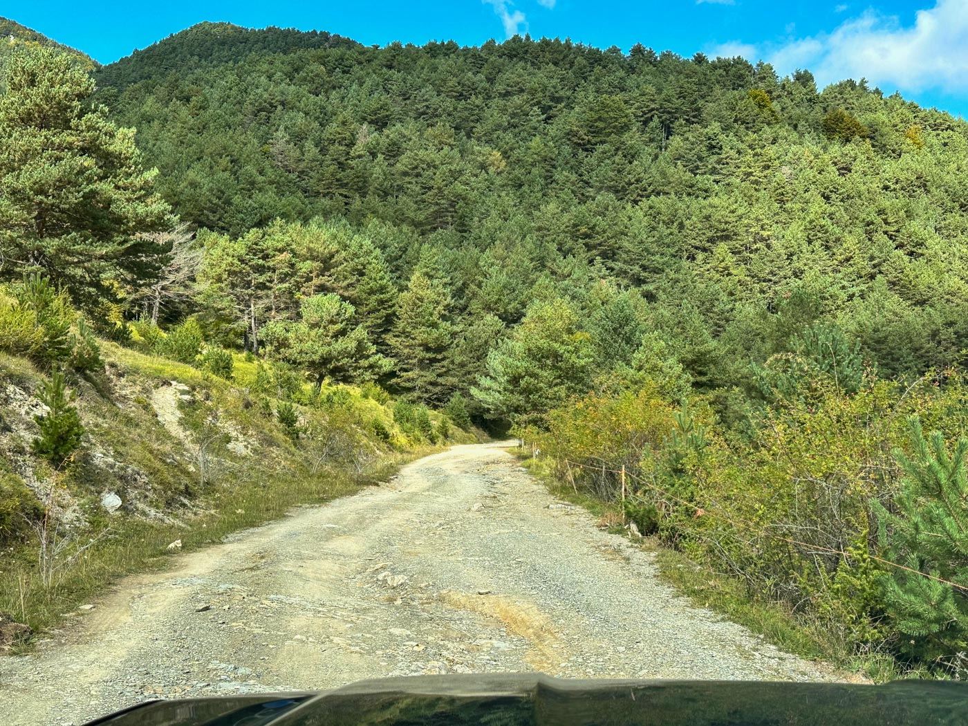 Schotterpiste auf der Offroad Route von Ribes de Freser nach Ripoll