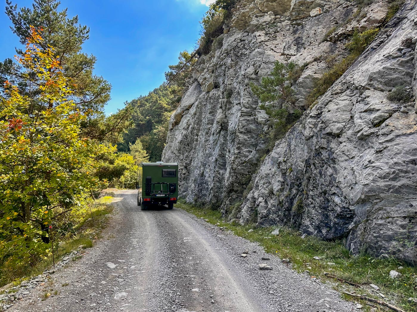 Wohnmobil entlang einer Felswand während der Offroad Route von Ribes de Freser nach Ripoll