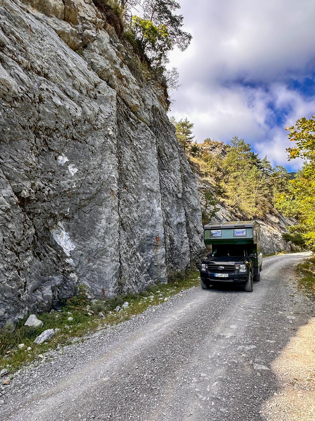 Wohnmobil an eine rFelswand Pyrenäen