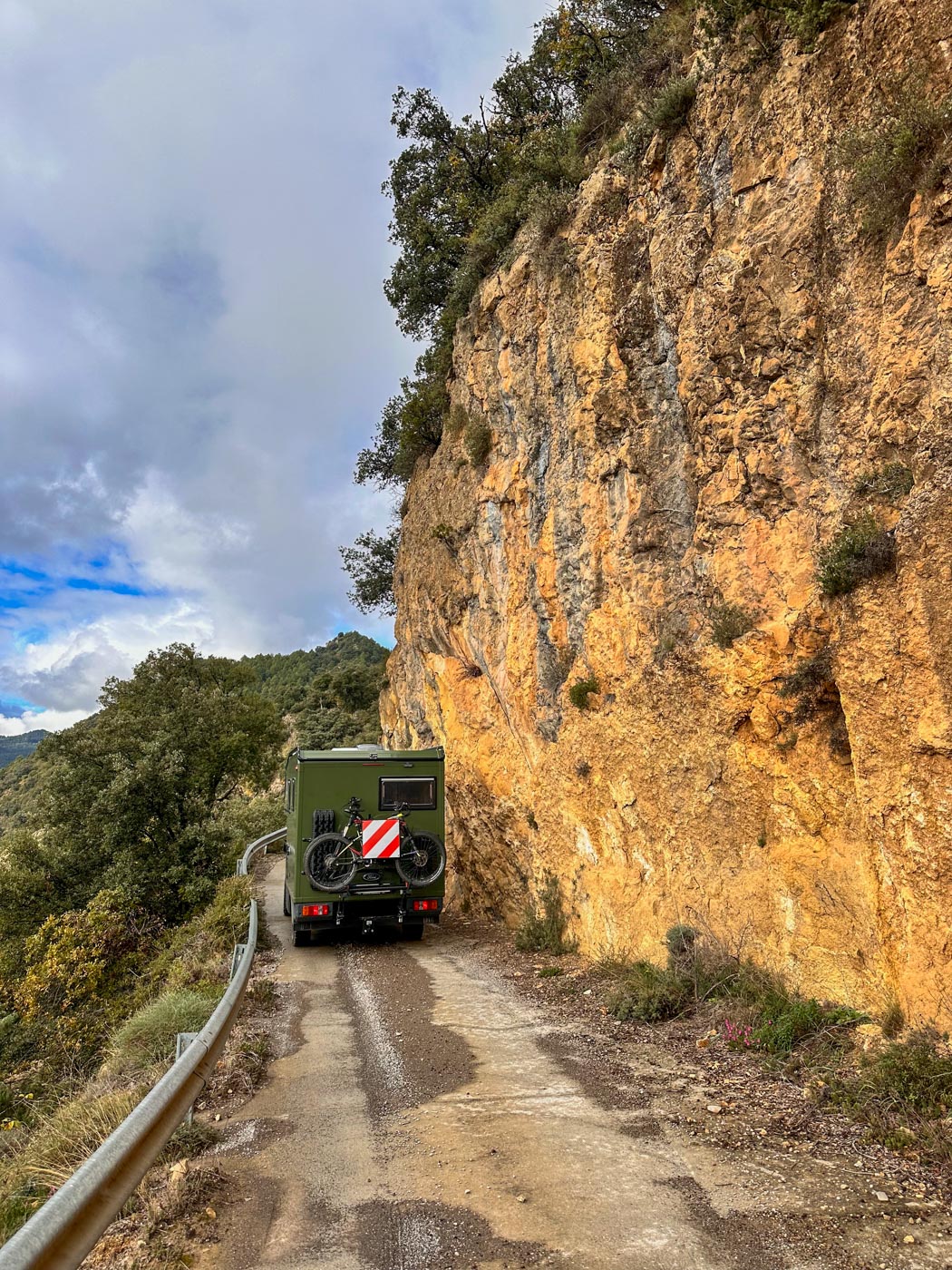 Wohnmobil vor Felswand Offroad-Route in der Sierra de Boumort - Pyrenäen