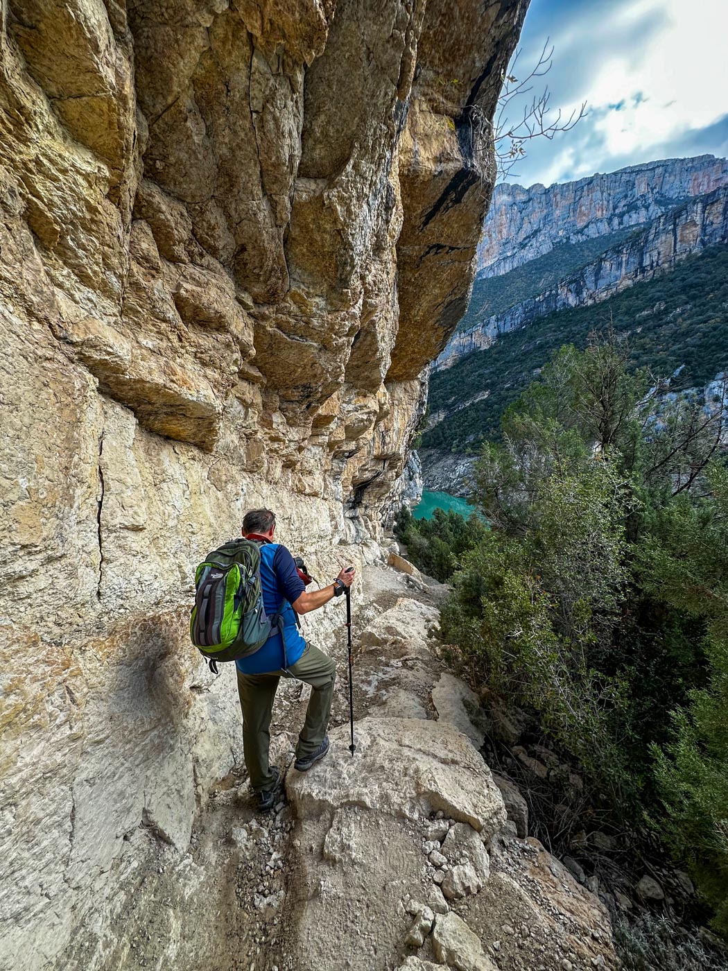 Schmaler Weg entlang einer Felswand während der Wanderung in der Schlucht Congost de Mont Rebei in den Pyrenäen
