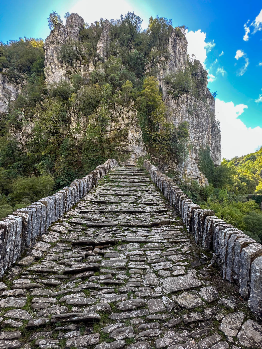 Historische Noutsos Steinbrücke in der Nähe von Kipi