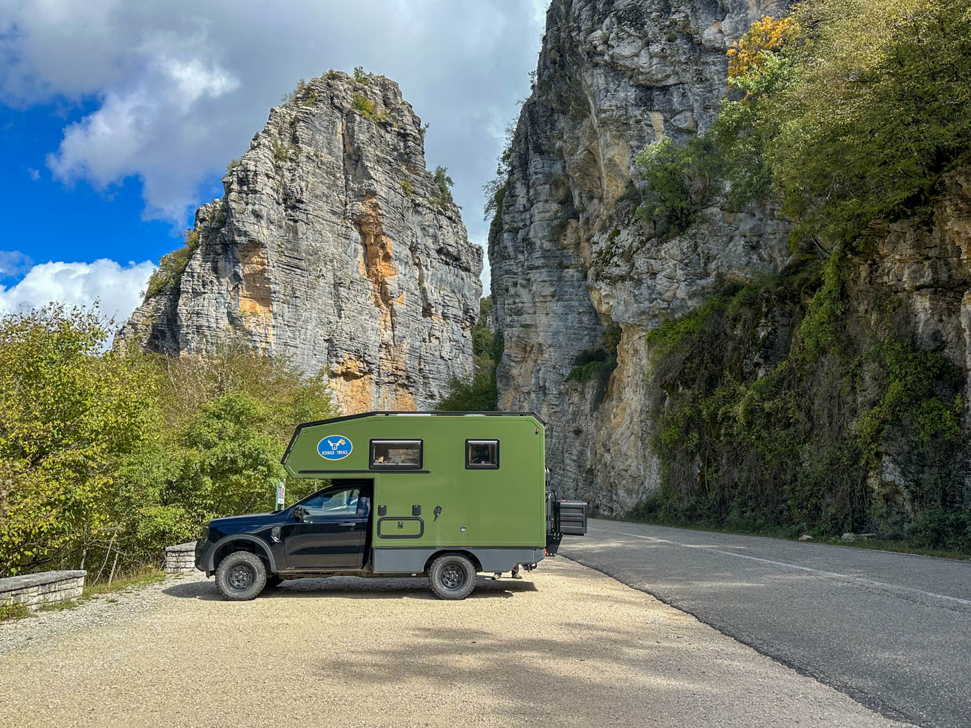 Konge Mobil auf dem Parkplatz der Noutsos Steinbrücke in der Nähe von Kipi