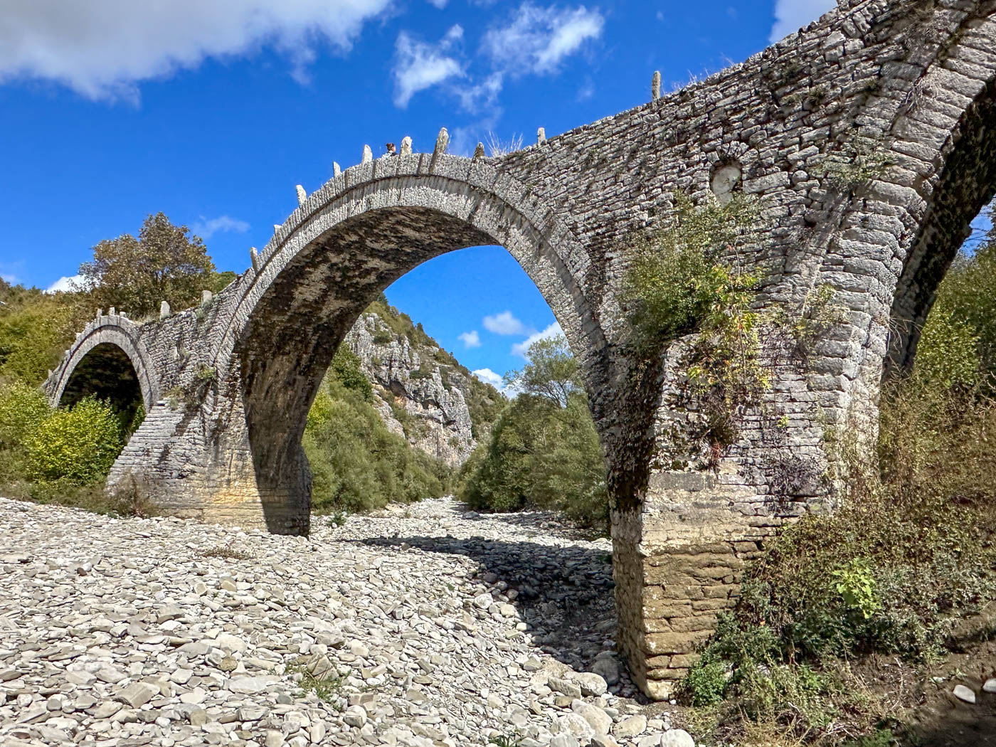 Steinbrücke bei Kipi