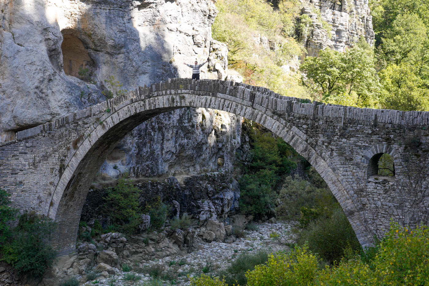 Historische Noutsos Steinbrücke in der Nähe von Kipi